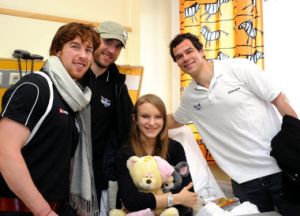 MacKenzie, Cashman und Leahy machten den jungen Patienten Freude - mit Janas Teddy